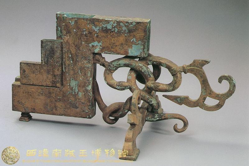 屏风铜蛇纹托座.png