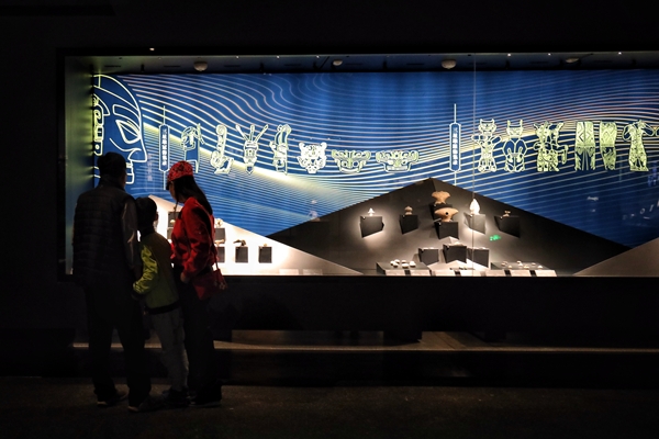 三星堆博物馆展柜图1