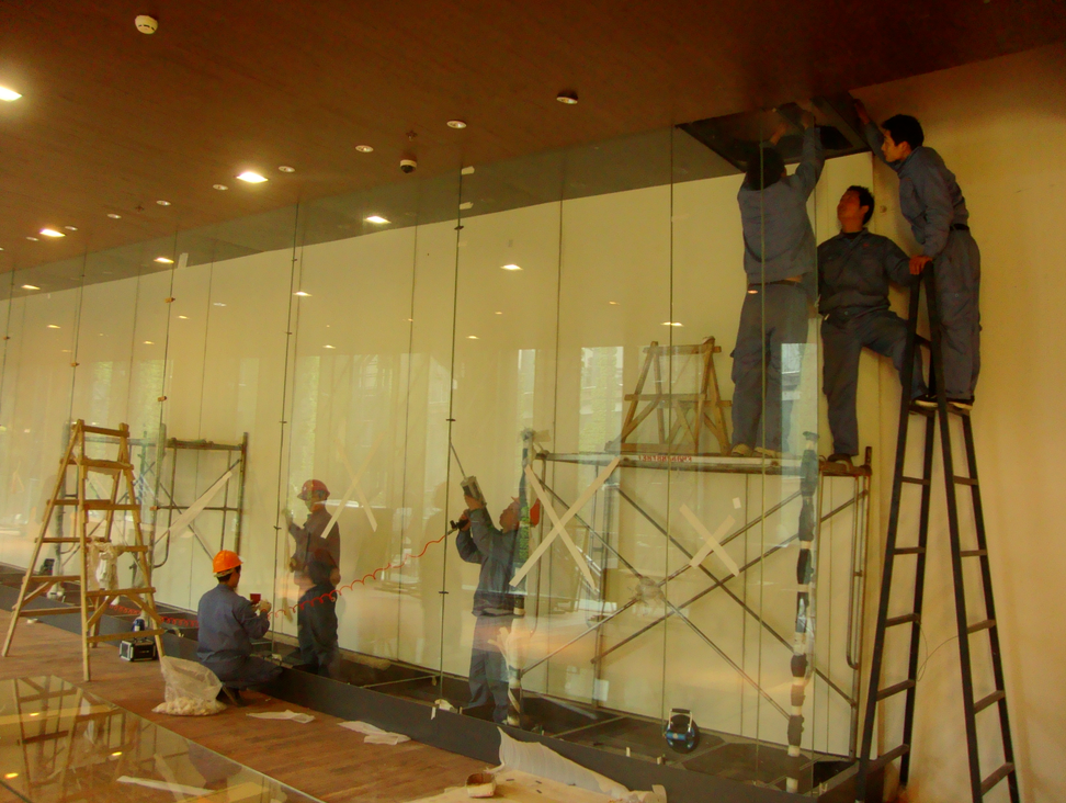 2010上海世博会qm球盟会·(中国)球盟会专业技术工人安装展柜现场