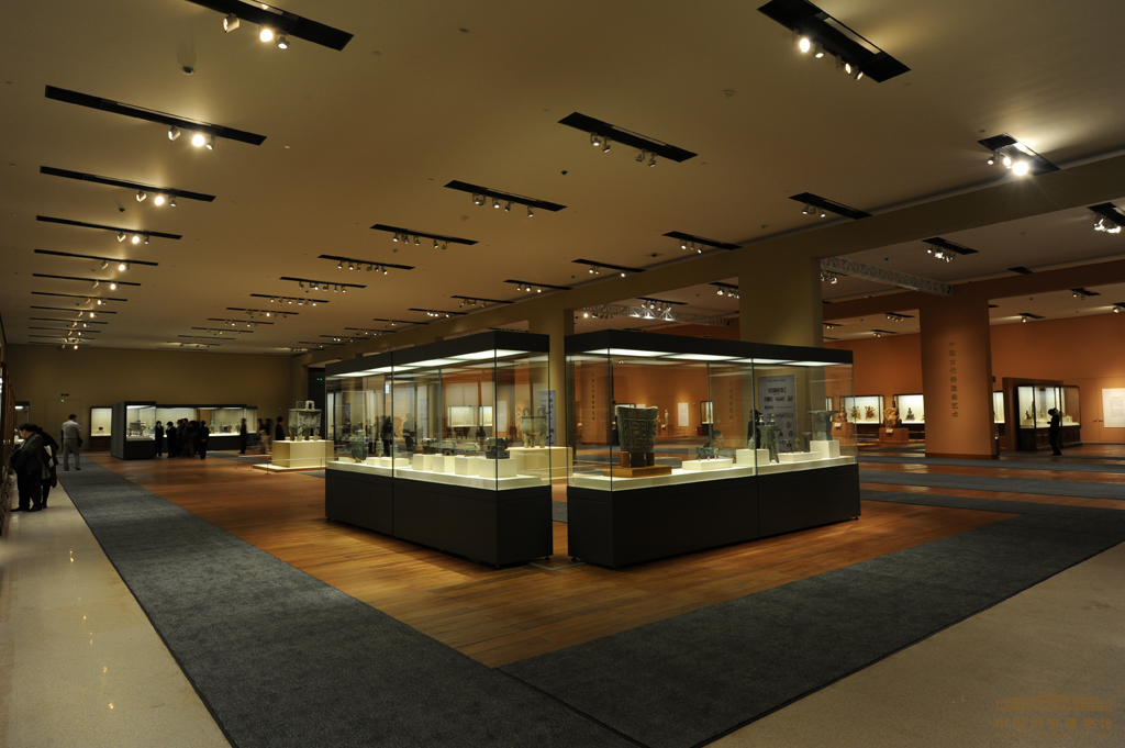 中国古代青铜器艺术展展柜设计样式-qm球盟会·(中国)球盟会展柜设计制作