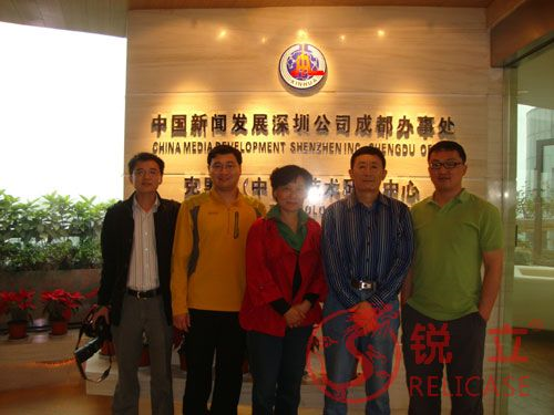 中国国家博物馆展览部主任曹新欣先生和副主任王杰先生参观了qm球盟会·(中国)球盟会展柜生产基地