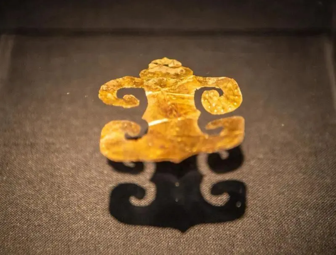 商周蛙形金箔.png