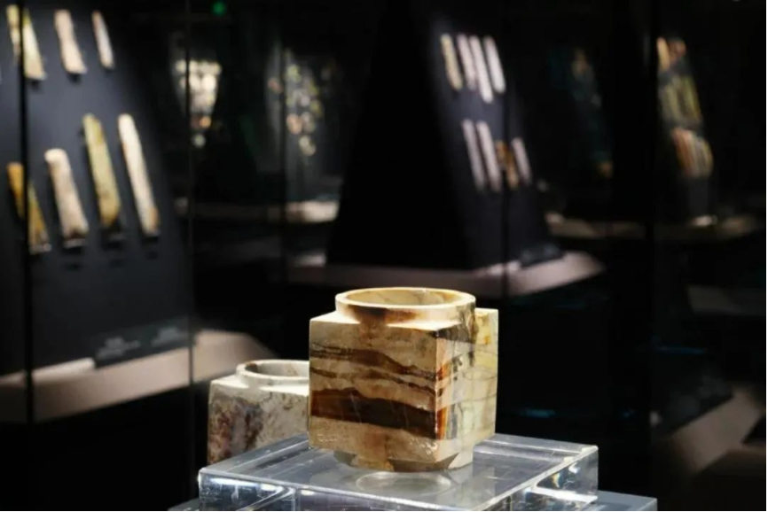 看到这张照片，你是不是以为玉琮在“裸展”？没错，确实像。但它真的没有裸展