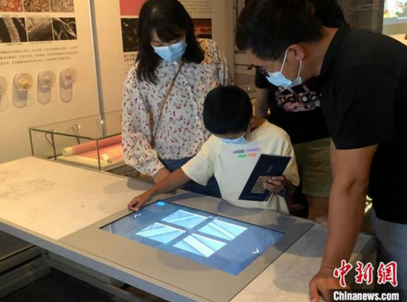 观众在首都博物馆展厅内使用互动设备